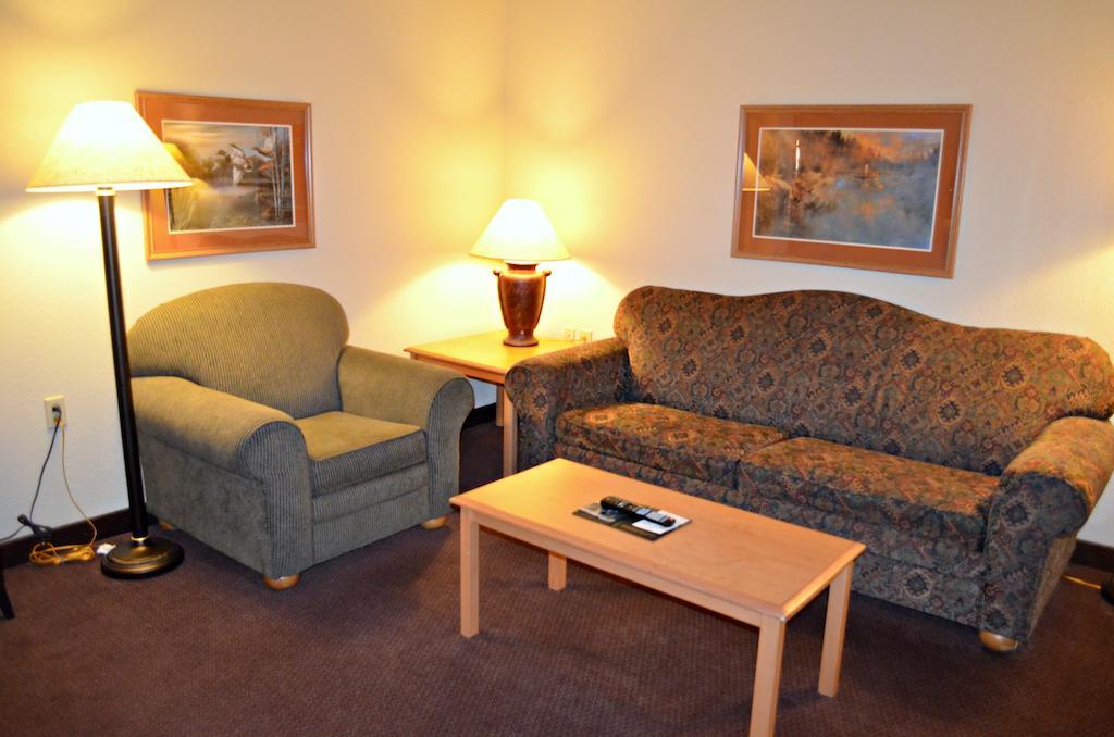 Fossil Creek Hotel & Suites Russell Quarto foto