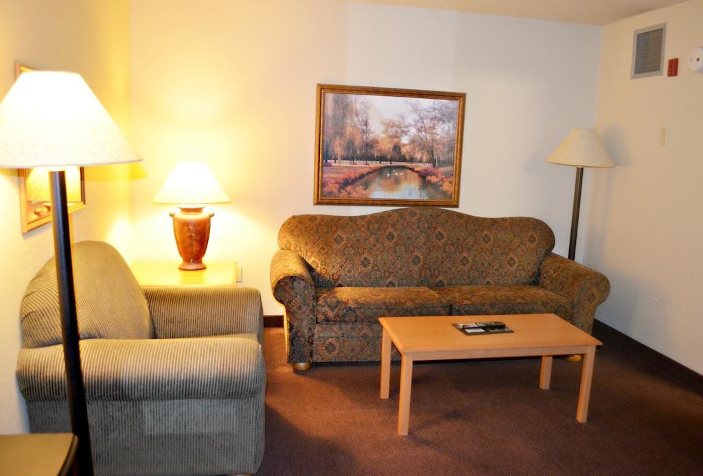 Fossil Creek Hotel & Suites Russell Quarto foto