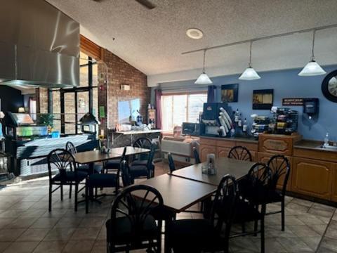 Fossil Creek Hotel & Suites Russell Exterior foto