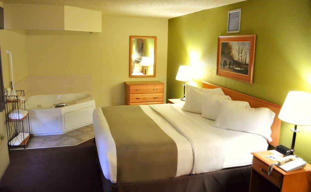 Fossil Creek Hotel & Suites Russell Exterior foto