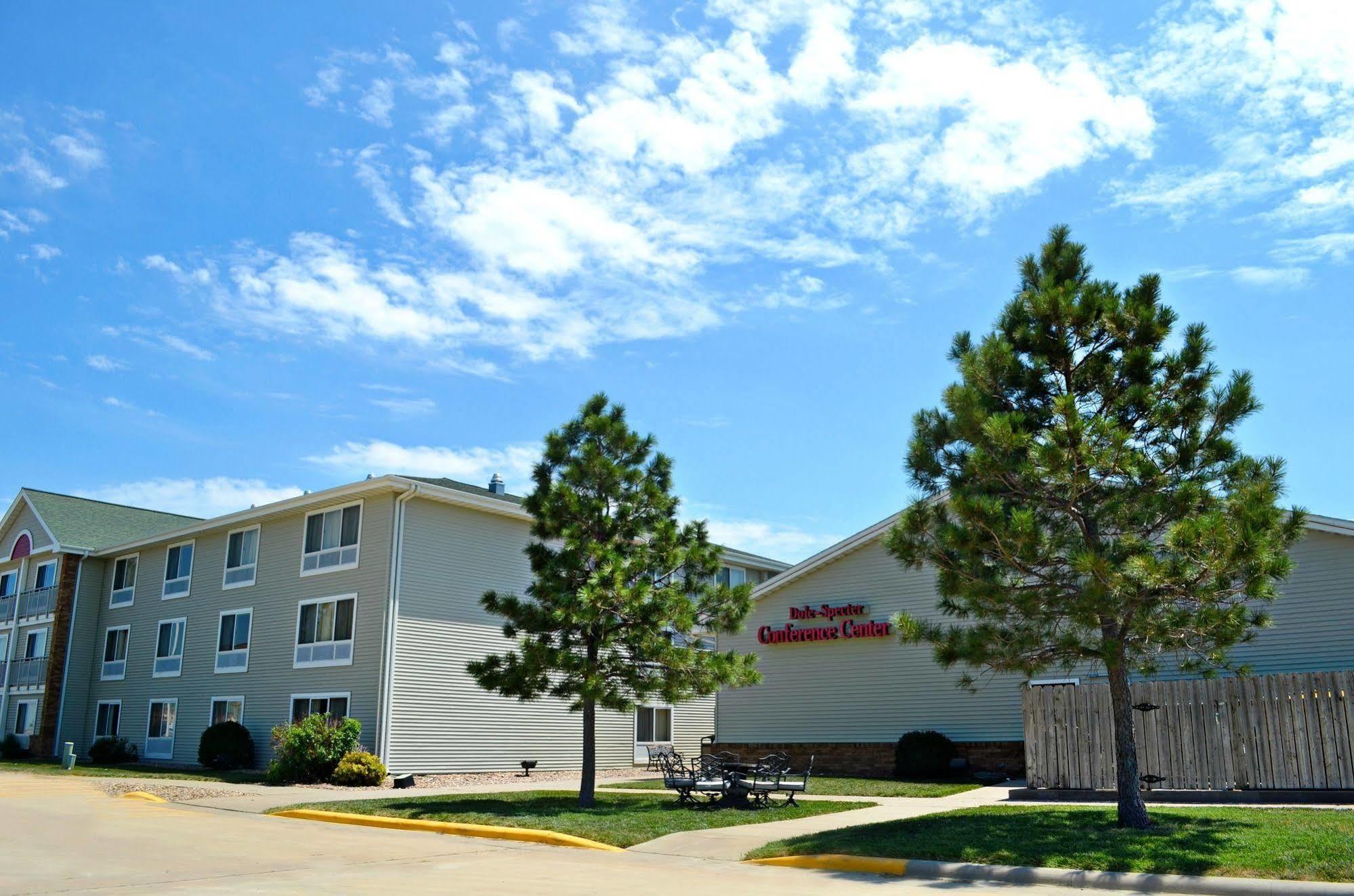 Fossil Creek Hotel & Suites Russell Exterior foto